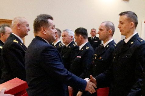 Komendant główny i wiceminister wyróżnili naszego strażaka
