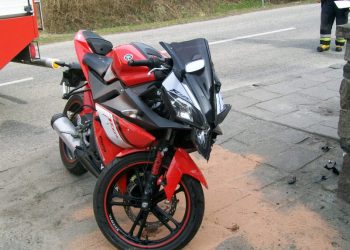 Motocyklista uderzył w betonowy płot