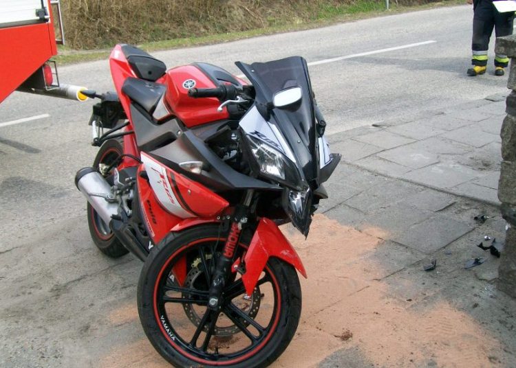 Motocyklista uderzył w betonowy płot