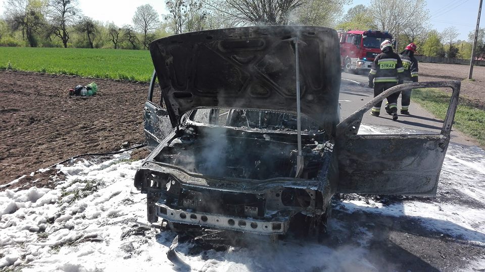 Samochód doszczętnie spłonął ZDJĘCIA