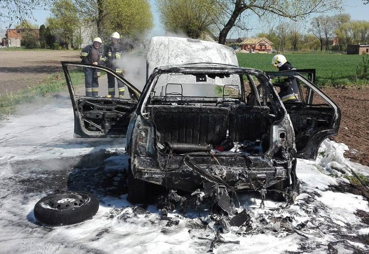 Samochód doszczętnie spłonął ZDJĘCIA