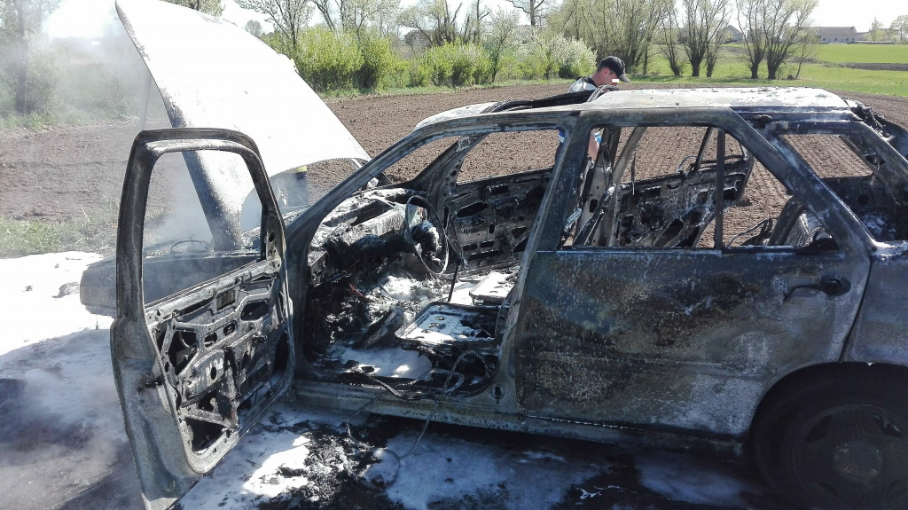 Samochód doszczętnie spłonął ZDJĘCIA