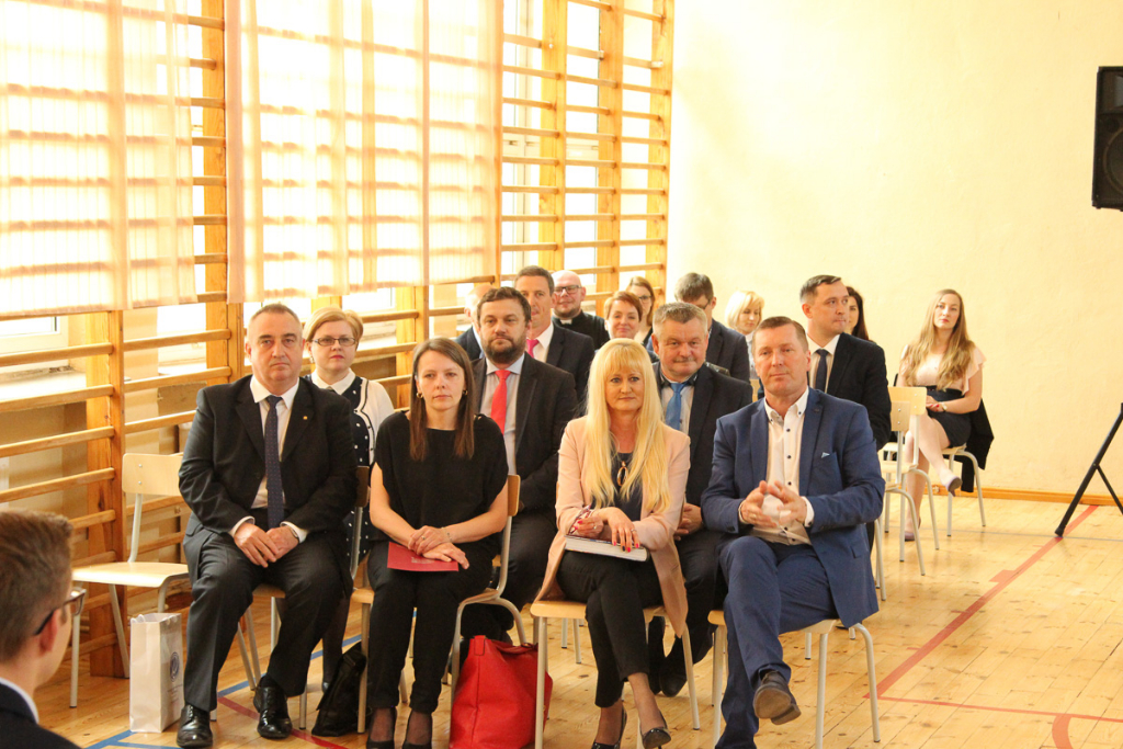 Maturzyści żegnają się z ZSZ. Zdjęcia z zakończenia