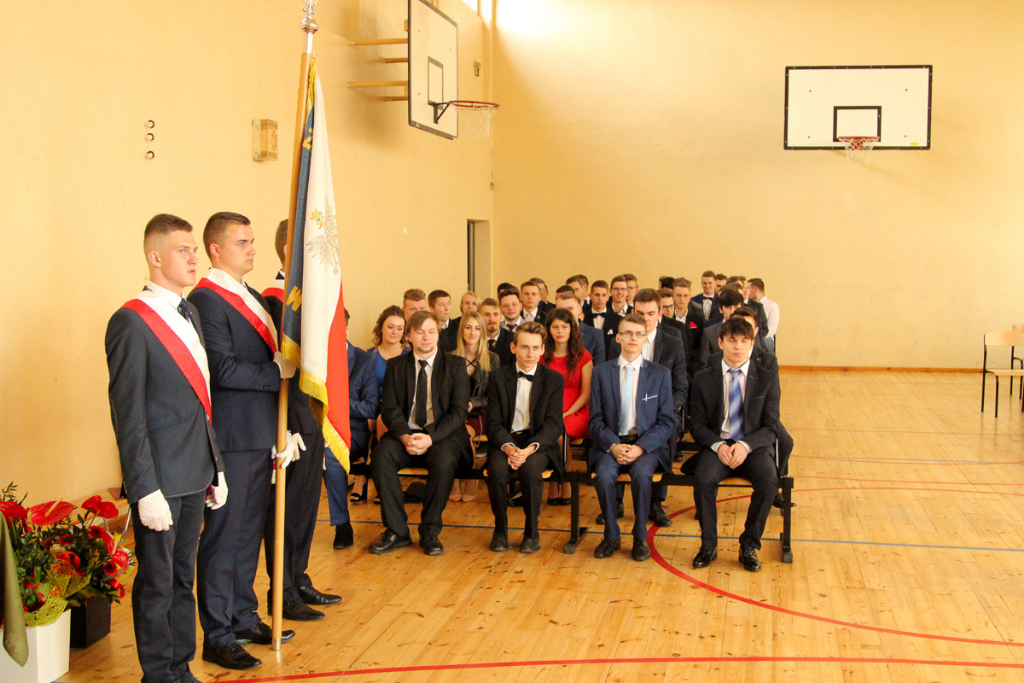 Maturzyści żegnają się z ZSZ. Zdjęcia z zakończenia