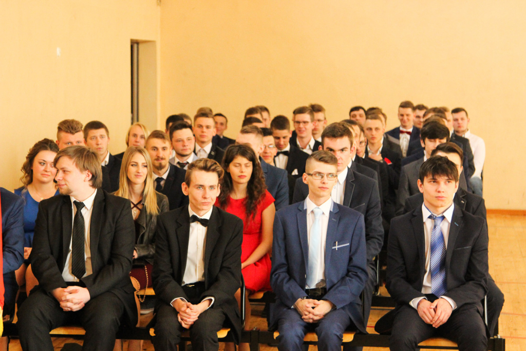 Maturzyści żegnają się z ZSZ. Zdjęcia z zakończenia