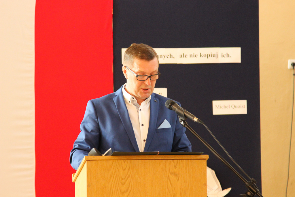 Maturzyści żegnają się z ZSZ. Zdjęcia z zakończenia