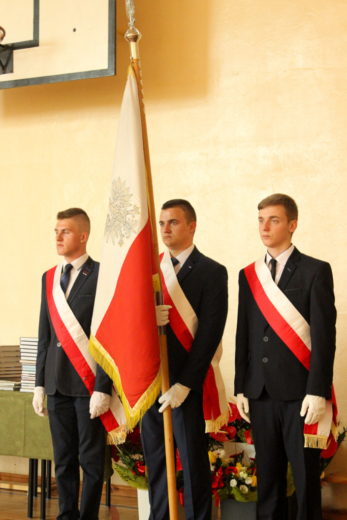 Maturzyści żegnają się z ZSZ. Zdjęcia z zakończenia