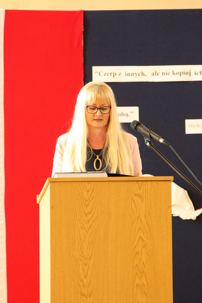 Maturzyści żegnają się z ZSZ. Zdjęcia z zakończenia