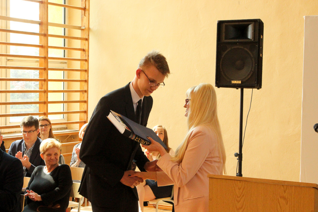 Maturzyści żegnają się z ZSZ. Zdjęcia z zakończenia