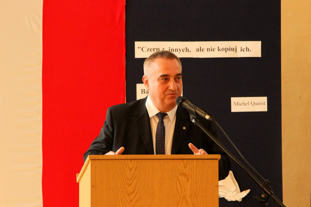 Maturzyści żegnają się z ZSZ. Zdjęcia z zakończenia