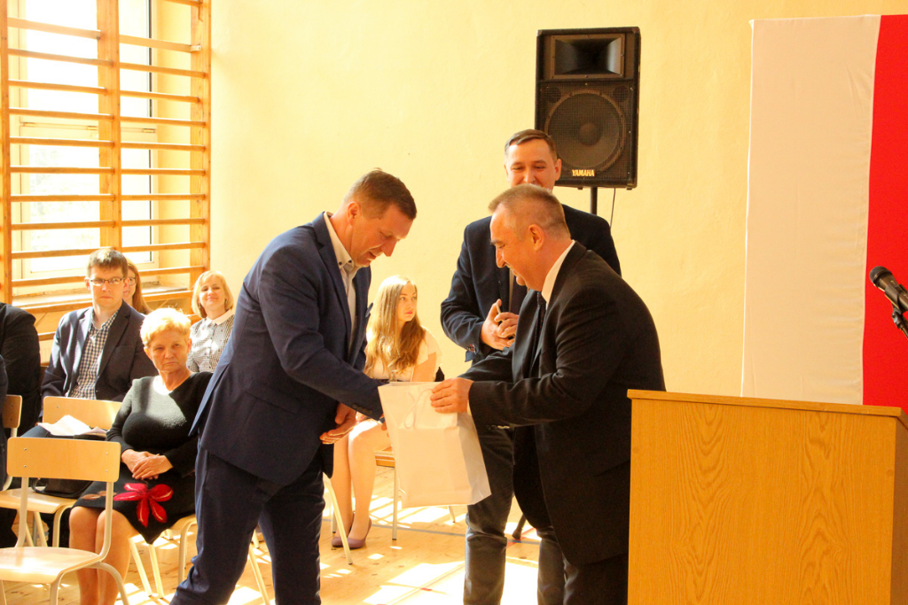 Maturzyści żegnają się z ZSZ. Zdjęcia z zakończenia