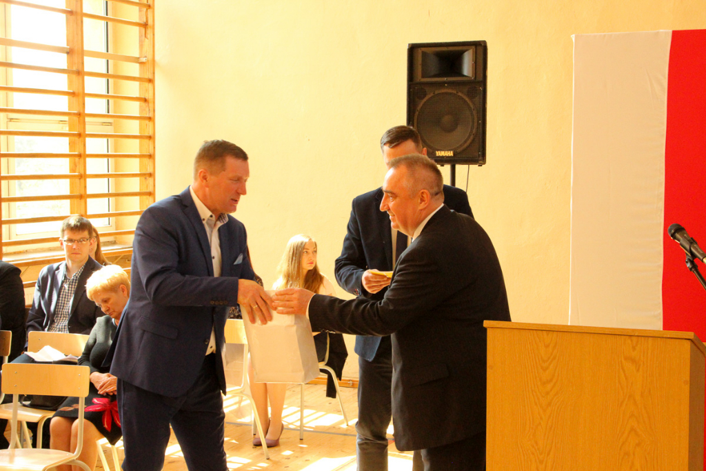 Maturzyści żegnają się z ZSZ. Zdjęcia z zakończenia