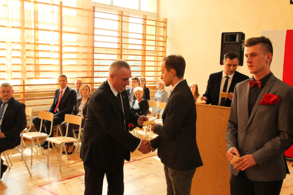 Maturzyści żegnają się z ZSZ. Zdjęcia z zakończenia