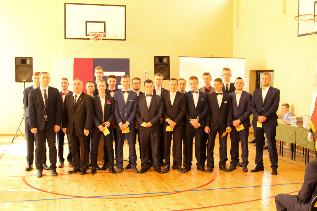 Maturzyści żegnają się z ZSZ. Zdjęcia z zakończenia