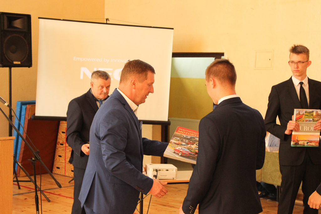 Maturzyści żegnają się z ZSZ. Zdjęcia z zakończenia