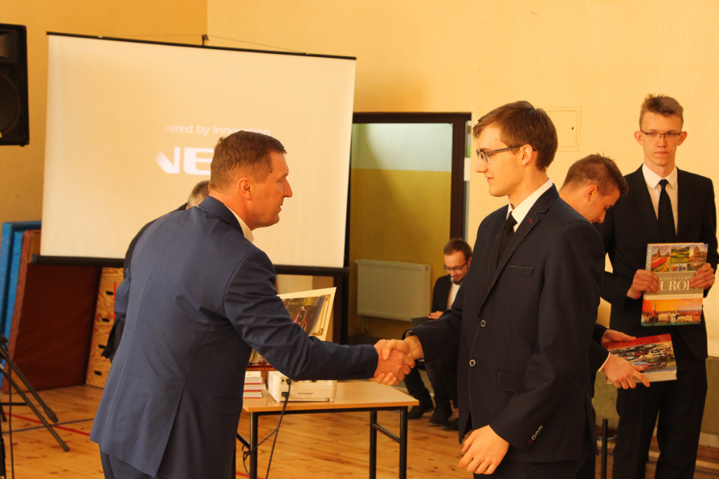 Maturzyści żegnają się z ZSZ. Zdjęcia z zakończenia