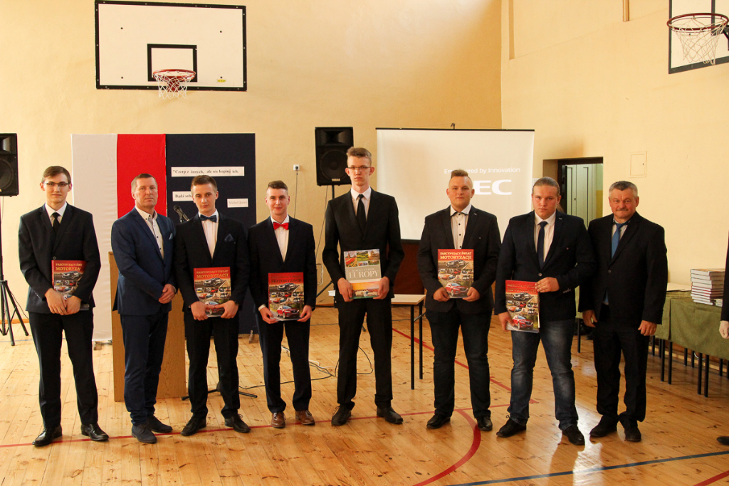 Maturzyści żegnają się z ZSZ. Zdjęcia z zakończenia