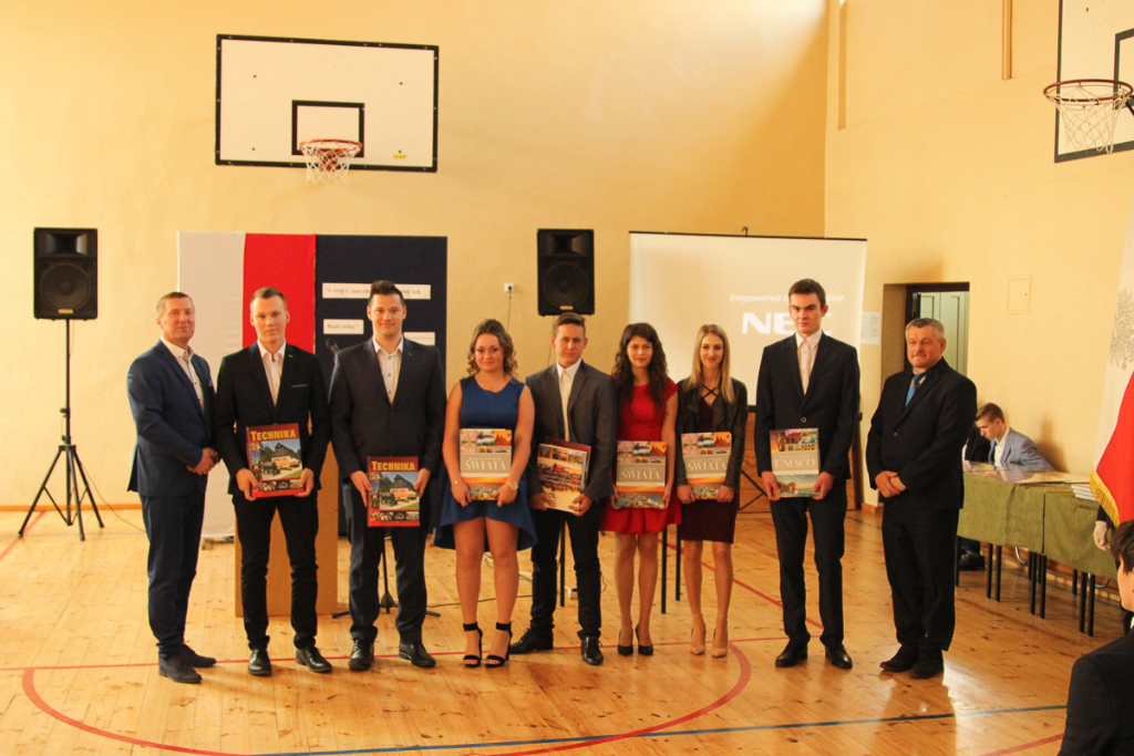 Maturzyści żegnają się z ZSZ. Zdjęcia z zakończenia