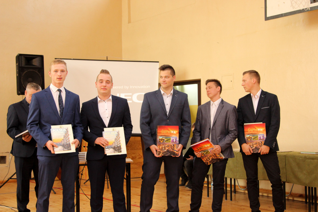 Maturzyści żegnają się z ZSZ. Zdjęcia z zakończenia