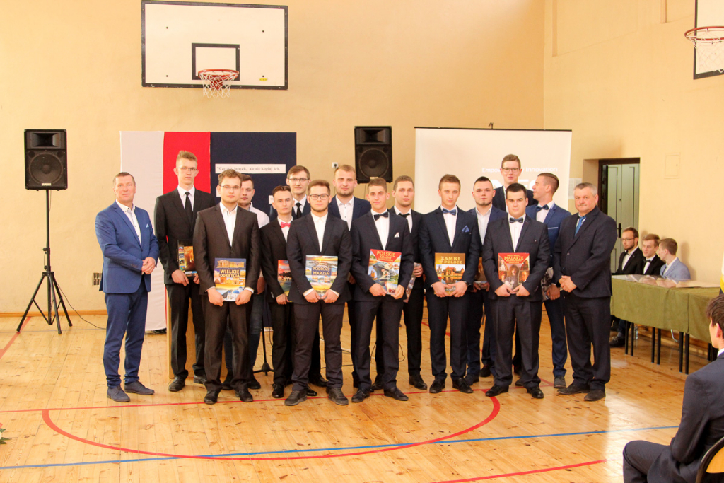 Maturzyści żegnają się z ZSZ. Zdjęcia z zakończenia