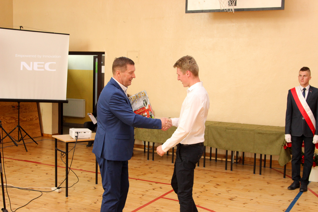 Maturzyści żegnają się z ZSZ. Zdjęcia z zakończenia