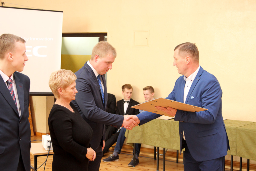 Maturzyści żegnają się z ZSZ. Zdjęcia z zakończenia