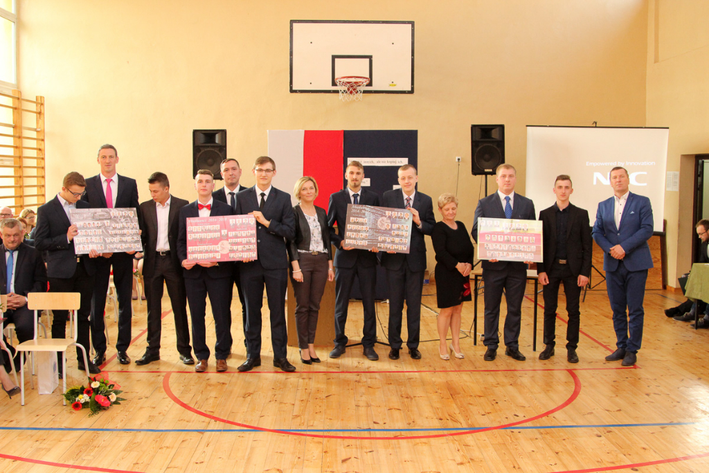 Maturzyści żegnają się z ZSZ. Zdjęcia z zakończenia