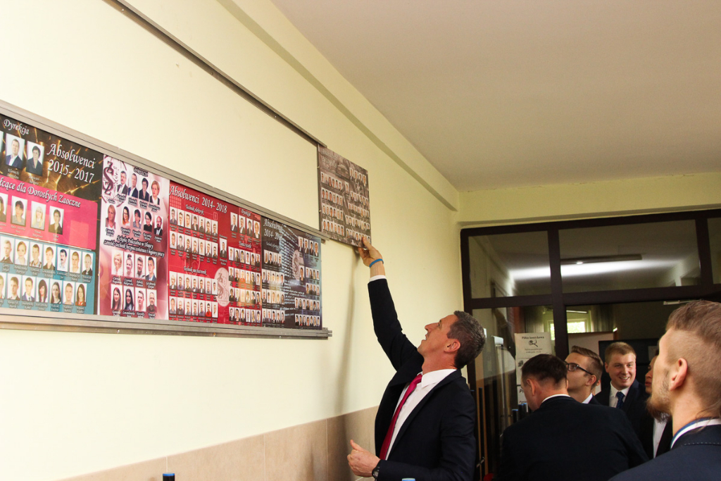 Maturzyści żegnają się z ZSZ. Zdjęcia z zakończenia