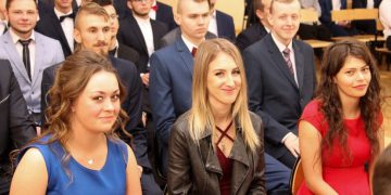 Maturzyści żegnają się z ZSZ. Zdjęcia z zakończenia