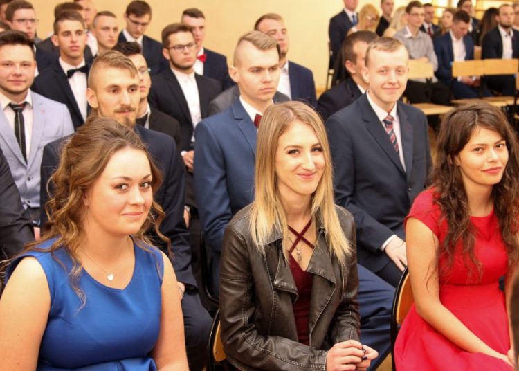 Maturzyści żegnają się z ZSZ. Zdjęcia z zakończenia