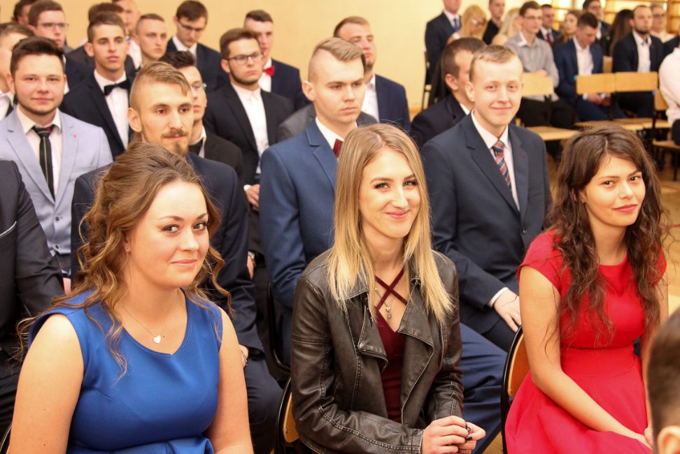 Maturzyści żegnają się z ZSZ. Zdjęcia z zakończenia