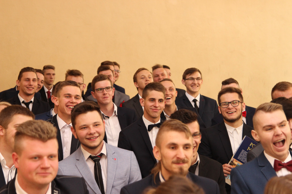 Maturzyści żegnają się z ZSZ. Zdjęcia z zakończenia