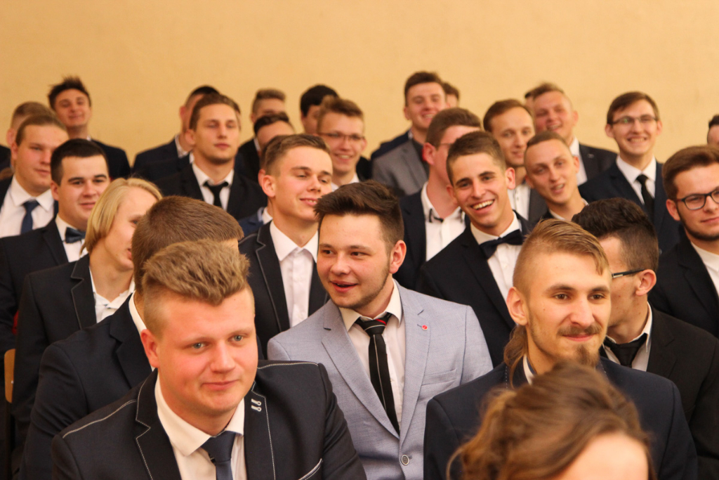 Maturzyści żegnają się z ZSZ. Zdjęcia z zakończenia