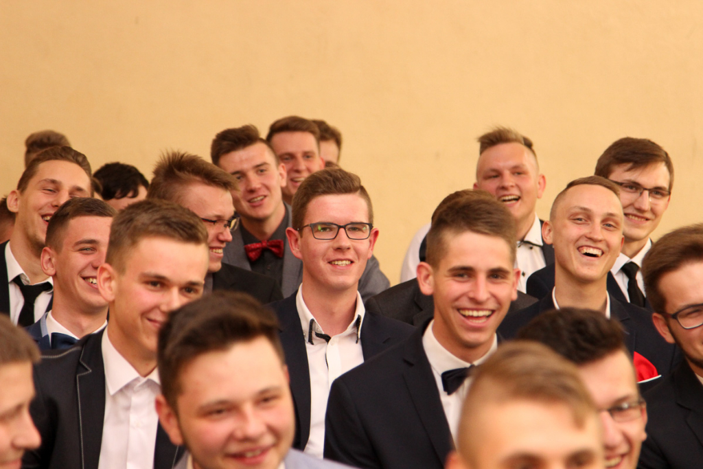 Maturzyści żegnają się z ZSZ. Zdjęcia z zakończenia