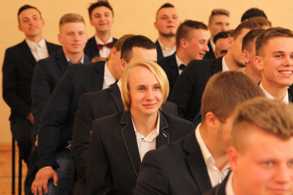 Maturzyści żegnają się z ZSZ. Zdjęcia z zakończenia