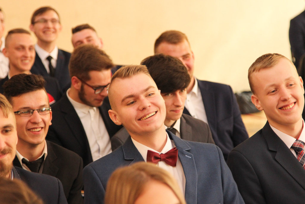 Maturzyści żegnają się z ZSZ. Zdjęcia z zakończenia