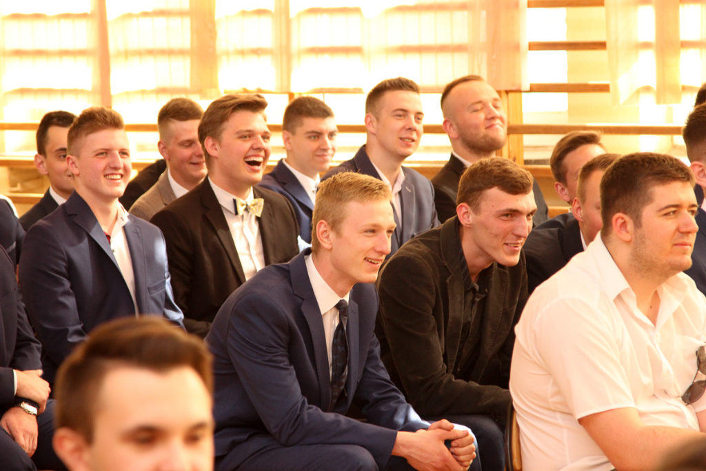 Maturzyści żegnają się z ZSZ. Zdjęcia z zakończenia