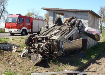 Dachował i uderzył w przystanek. Groźnie na K92