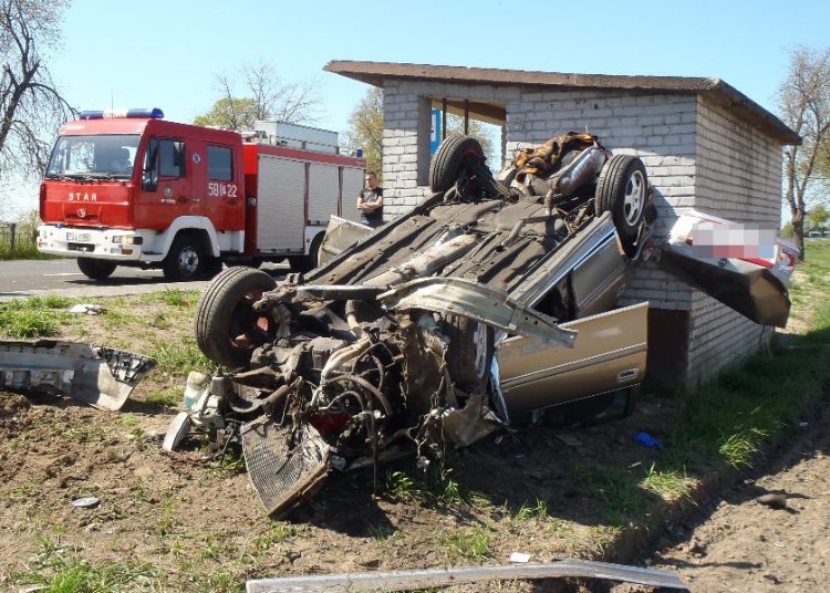 Dachował i uderzył w przystanek. Groźnie na K92