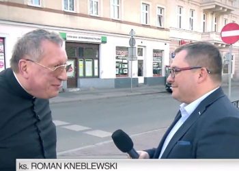 Ks. Kneblewski w Czarno na białym. Zobacz reportaż