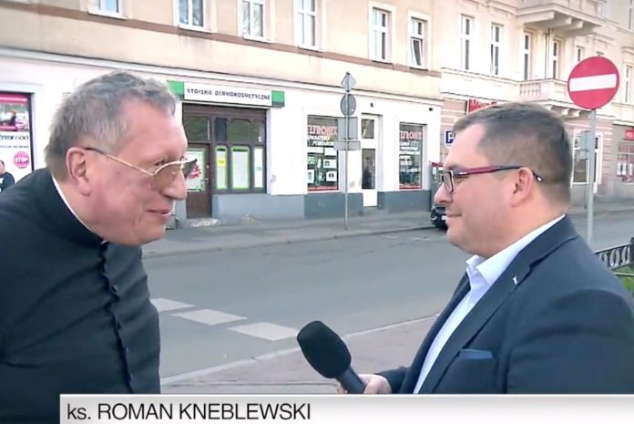 Ks. Kneblewski w Czarno na białym. Zobacz reportaż