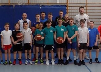 Grali w kosza trzech na trzech