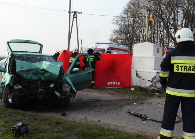 Uderzył w kapliczkę, nie żyje. Film z miejsca tragedii