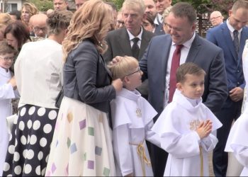 Dzieci ze szkoły w Piotrowicach przyjęły I Komunię Św. FILM