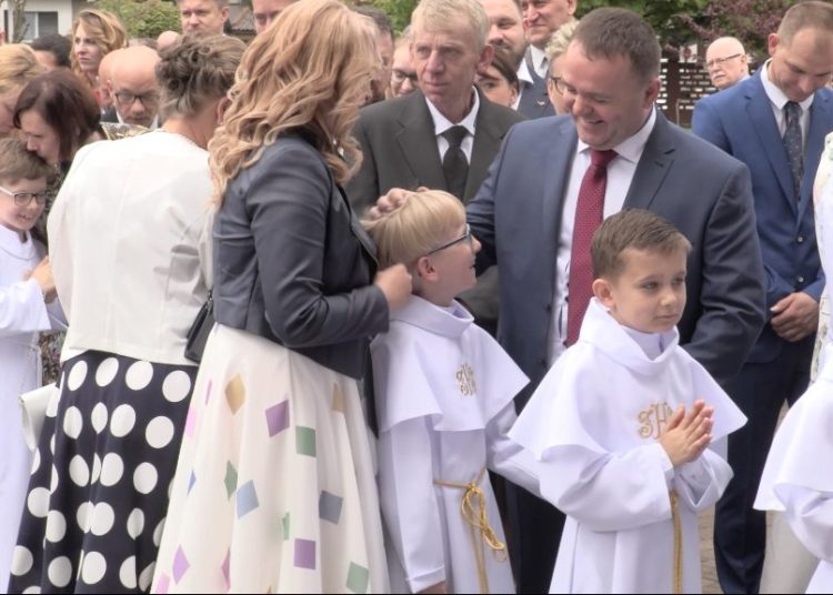 Dzieci ze szkoły w Piotrowicach przyjęły I Komunię Św. FILM