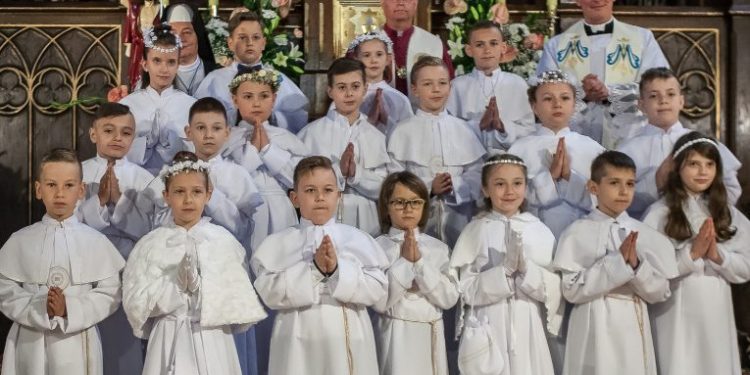 Komunia w Wawrzyńcu ZDJĘCIA