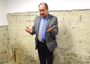 Pękają ściany. Reanimują Centrum