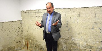 Pękają ściany. Reanimują Centrum