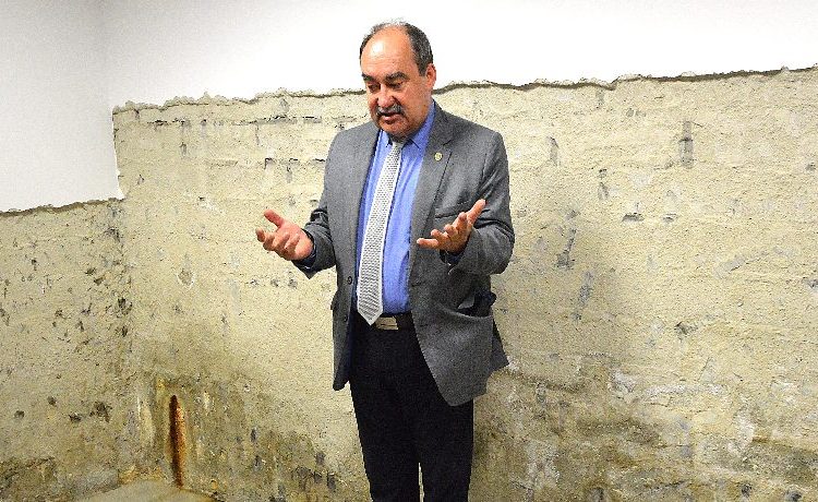 Pękają ściany. Reanimują Centrum