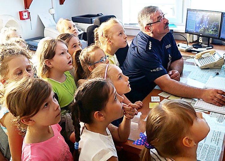 Przedszkolaki w komendzie